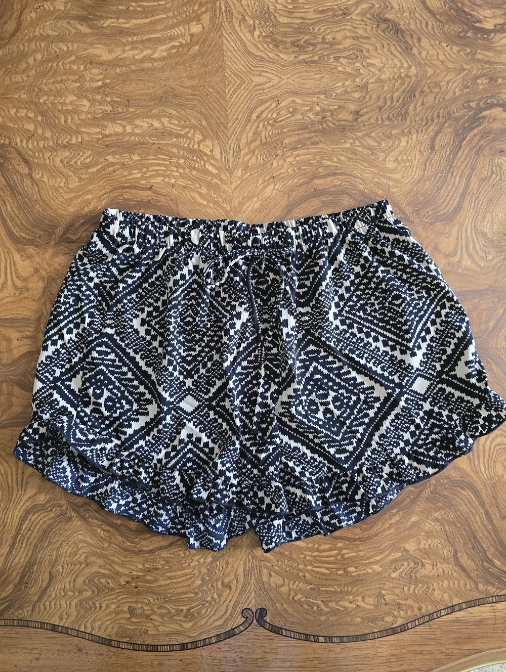 Boho Black and Tan Geometric Tribal Print Ruffle Hem Drawstring Shorts, Womens L